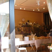 ハイジのお姉さん風スタッフがドライフラワーの作り方を指導？