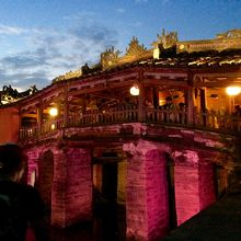 ライトアップされた来遠橋