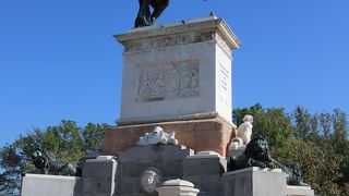 馬の後ろ脚のみで支える騎馬像