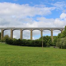 牧場の脇に出て、水道橋がよく見えました