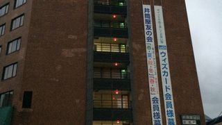 紫川沿いにある地元デパート