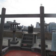 屋上にある神社