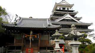 本丸跡は城跡というより神社の境内という雰囲気です