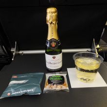 往路：まずはPY独自のサービスであるシャンパンで乾杯♪