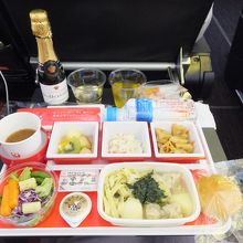 往路：飯島奈美さん（…って誰？）プロデュースの機内食（洋食）