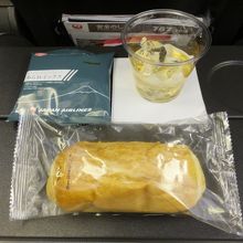 復路：JALはＹクラスでも梅酒のサービスあり