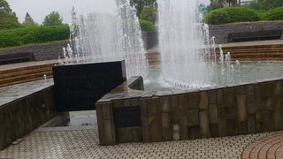 向こうには平和祈念像が