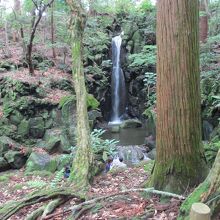 滝もありますが、人工のようです。夕方は止まってました。