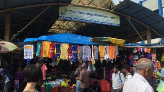 駅前の青空マーケット