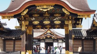 豪華な装飾のある門