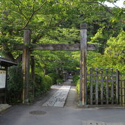 茅葺屋根の立派なお堂