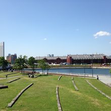 公園のきれいな芝生とレンガのベンチ