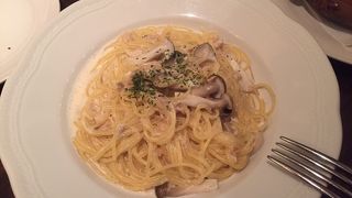 平日のランチでも混んでます! オシャレなメニュー多数。