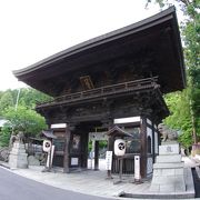 苔が永い時間を思わせる立派な神社