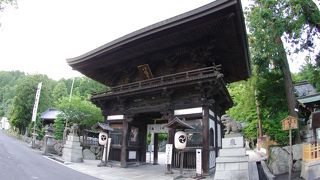 苔が永い時間を思わせる立派な神社