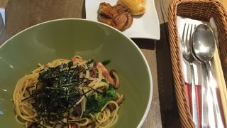 焼き立てパンの食べ放題が嬉しい!　パスタの美味しいお店。　子連れもたくさんいました