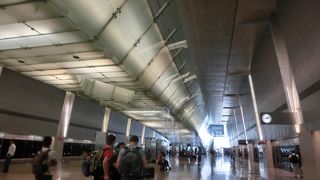 空港に直結していて便利でわかりやすい