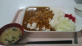 メガカレーもある食堂