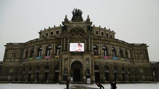 ゴットフリート ゼンパー氏が設計しました