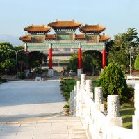 ホテルを背にして敷地の入り口を見る　絢爛豪華な門が目立つ