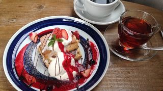 袋町公園前の広々カフェ