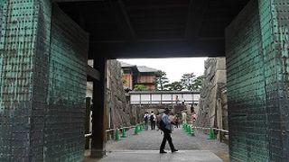 大火で唯一現存する門