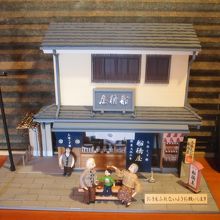 店内に置かれた船橋屋のドールハウス