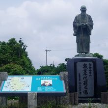 泉重千代翁之像 