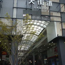 大街道電停のすぐそば、オシャレな入口です。