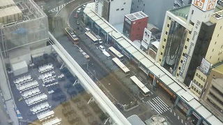屋上遊園地や観覧車など観光客向けの見どころもある駅ビルデパート