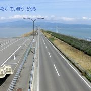 諫早湾上に出現した約８kmの直線道路