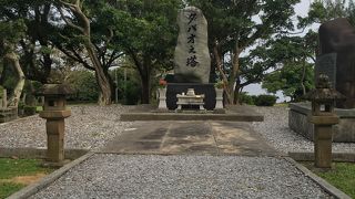 周辺の慰霊塔とは異なる目的で建立されたダバオ之塔。