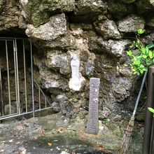 第三十二軍司令部終焉之地の碑と観音像。