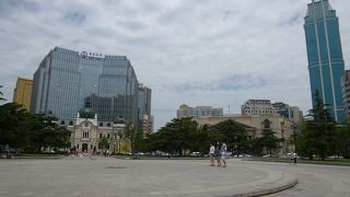 大連のへそ。嘗ての大和ホテルや大連市役所の建物が残ります。