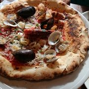 窯で焼いた貝・エビなど具沢山なピザが食べられるイタリアンの店。