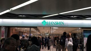 デパ地下の激戦区に位置する