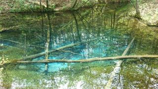青い色の池が神秘的！