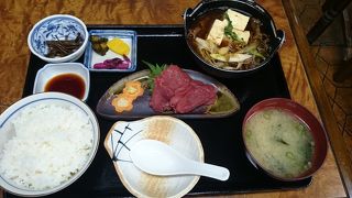 にく友定食に馬刺しに、肉鍋が付いてます。お得です。