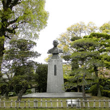 中庭に立つ福沢翁の銅像。別の銅像が記念館内にもあります