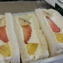 サンドイッチ３切れ入っていて結構ボリューミーでした