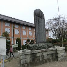 記念碑と東繭倉庫