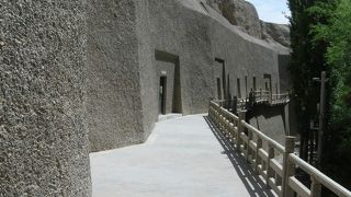 莫高窟の西にあるので