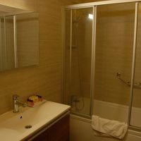 適度な広さのバスルーム