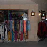 洋服やお土産を売っています