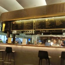 空港でビールを飲む