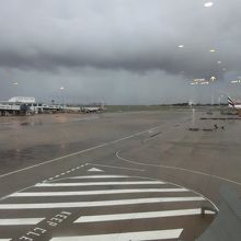 雨の空港