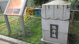 橋名板のついた親柱のモニュメントと説明板があります