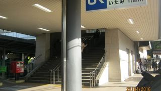 新しい駅舎になっています。