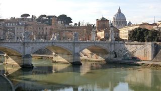 ローマ旧市街を流れる川