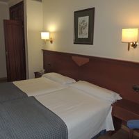 ベッドが引っ付きすぎです